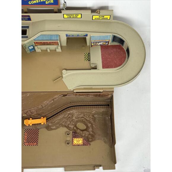 1979 Hot Wheels Construction Site Sto & Go Folding Playset - Picture 4 of 7